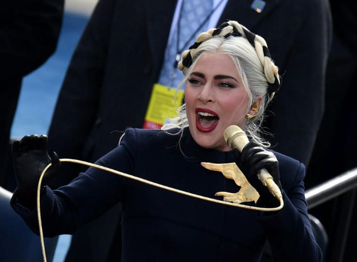 Lady Gaga chante l'hymne national des Etats-Unis lors de l'intronisation du président Joe Biden à Washington DC, le 20 janvier 2021