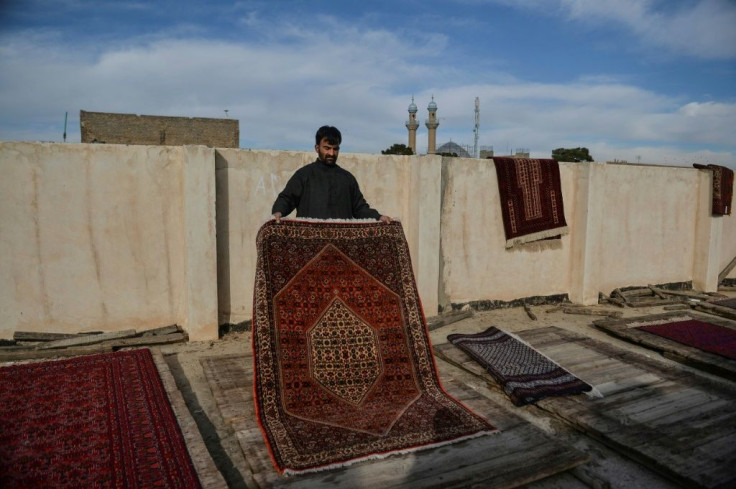 Some rugs may not even be top quality, but the uniqueness of the design or some other striking characteristic can distinguish them from modern, mass produced carpets