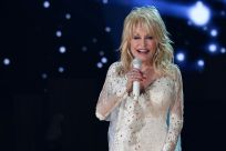 US singer Dolly Parton has tweaked her hit 'Jolene' to support the Covid vaccine