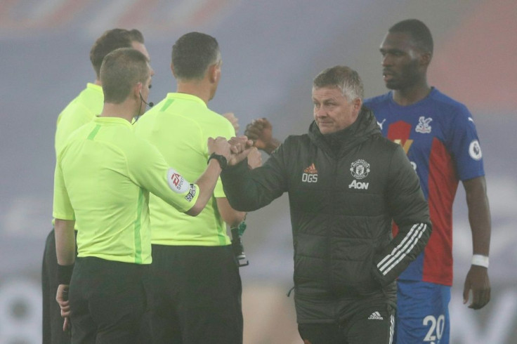 Frustration in the fog - Solskjaer (2R) shakes hands with the referee and his assistants after a goalless draw away to Crystal Palace