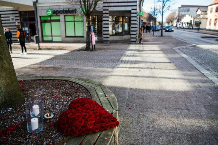 A heart-shaped bouquet of roses was placed on Vetlanda's main street