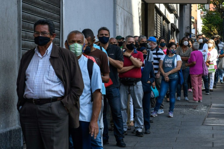 People line up to withdraw cash in Venezuela