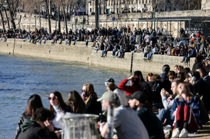 Alcohol will now be prohibited on the banks of the Seine, where hundreds of people massed last weekend to enjoy a taste of spring weather