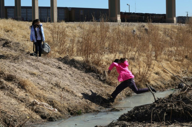Honduran migrants seeking to cross into the United States at El Paso, Texas from Mexico