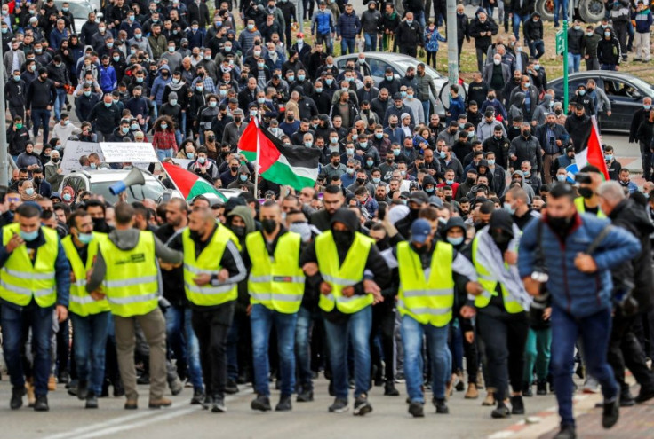 Arab Israelis have held large marches in northern Israel to call for action against organise crime and denounce police discrimination
