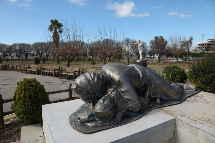 A memorial in Halabja based on a photograph of a father and baby killed the chemical attack