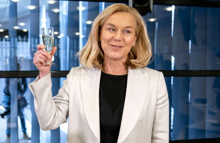 D66 party leader Sigrid Kaag danced on a table after the results came in