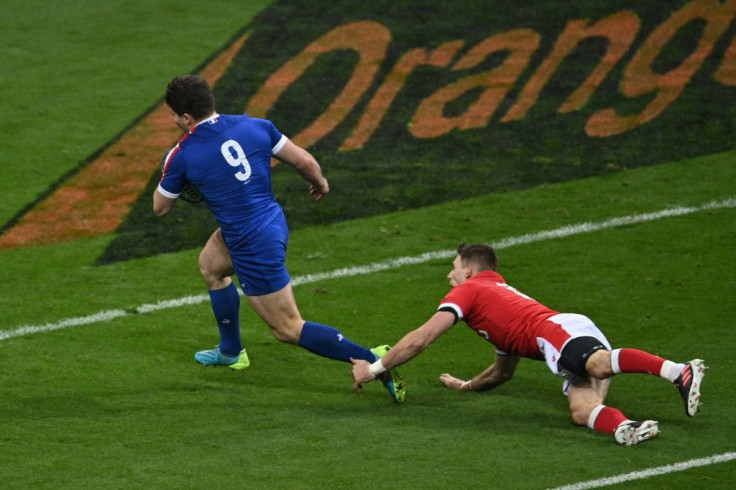 Dulin put up a clever chip over the Wales defence, Jalibert catching and passing on to halfback partner Antoine Dupont to go behind the sticks