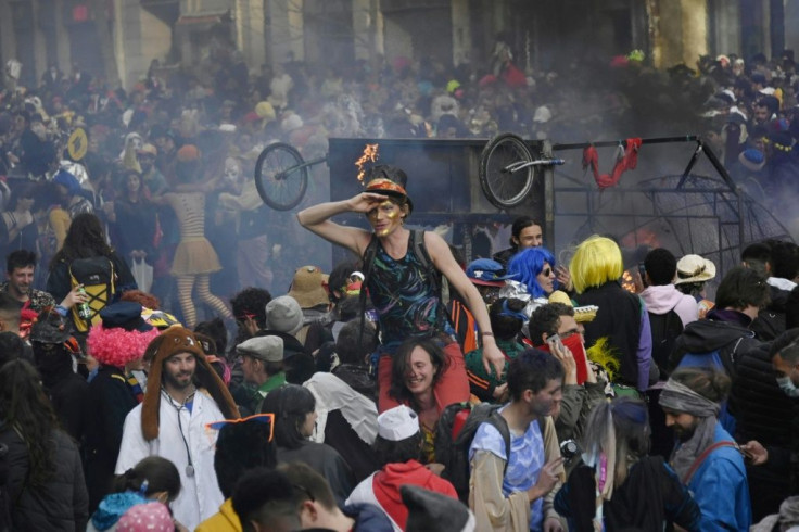 Around 6,500 people took part in a carnival parade in Marseille, flouting the latest rules imposed by the government's to limit the spread of the virus