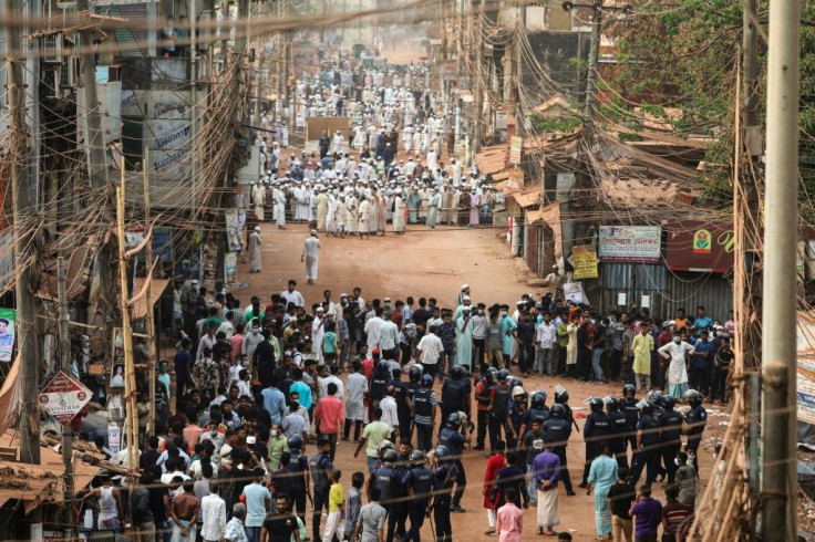 Five people were killed Friday during clashes between police and activists of the Hifazat-e Islam group protesting against Indian Prime minister Narendra Modi's visit to Bangladesh