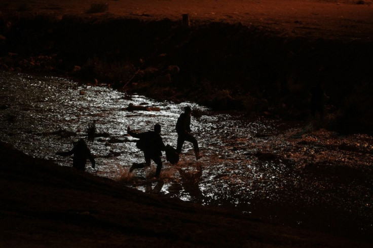 Migrants cross the Rio Grande between Mexico and the United States day and night in the hope of obtaining asylum
