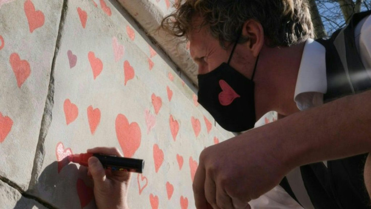 Londoners paint mural of 150,000 hearts to remember Covid victims