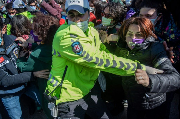 Turkish police scuffled with women protesting Erdoganâs decision