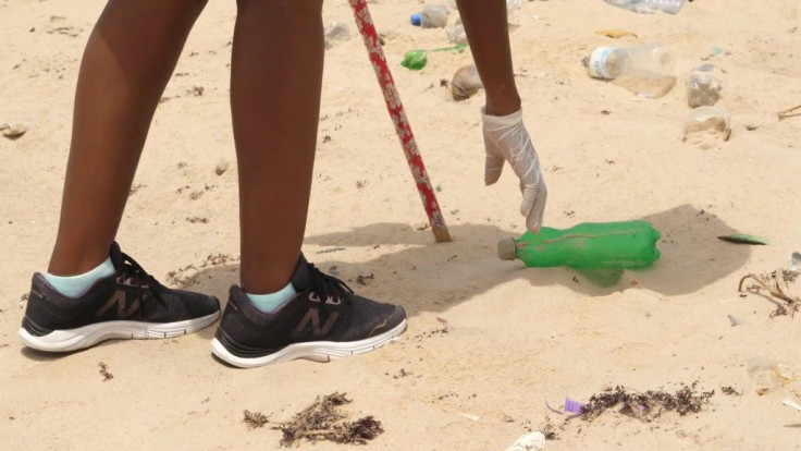 It is the largest and most beautiful beach in Lagos, but also the dirtiest: at Lighthouse, plastic washed up by the sea piles up on the sand. Faced with what looks like an ecological disaster, a group of Lagossians have come together to clean the beach.