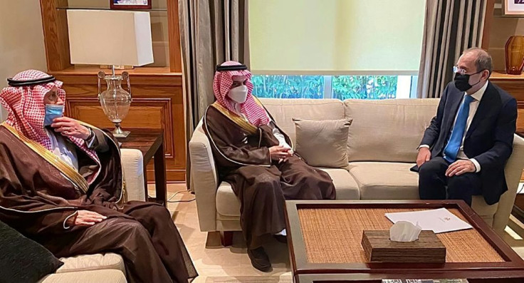 Jordan's Foreign Minister Ayman Safadi (R) meeting with his Saudi counterpart Faisal bin Farhan Al-Saud (C) in the capital Amman