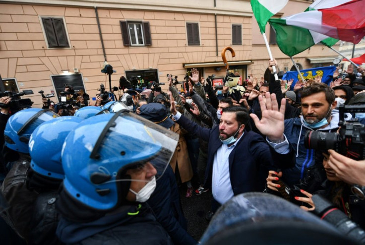Hundreds protested in Rome against weeks of restaurant closures due to Covid-19