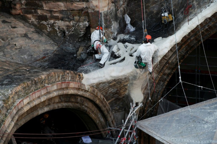 The interior of the cathedral is today marked by a web of scaffolding, nets and tarpaulins, where carpenters, rope workers, scaffolders are at work