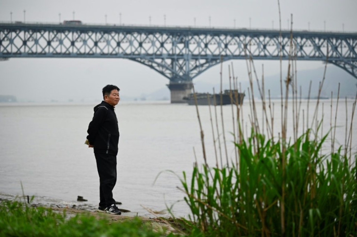 Chen Si has wandered the Nanjing Bridge every weekend for 18 years to talk to those thinking of taking their own lives