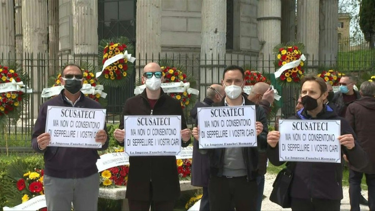 IMAGESDes employés de pompes funèbres manifestent à Rome contre l'interruption des services funéraires.