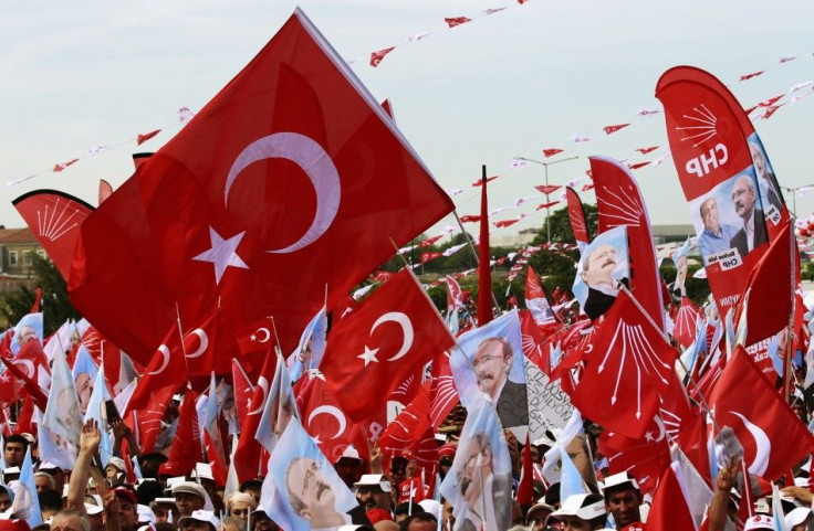 Supporters of Turkey&#039;s main opposition Republican People&#039;s Party wave flags during an election rally in Istanbul