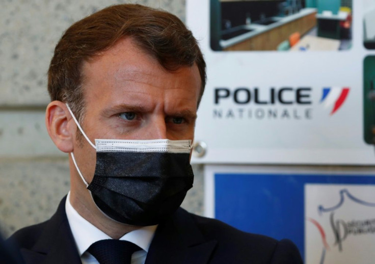 Emmanuel Macron lors d'une visite à l'hôtel de police de Montpellier le 19 avril 2021