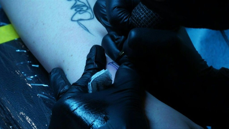 Neither a permanent mark nor a paper transfer: a New York start-up has created the first tattoos that fully disappear after a while, aiming to open the body inking market to new clientele.
