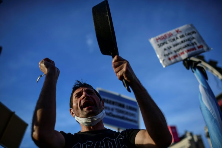 Un hombre hace sonar una sartén golpeando con una cuchara durante una protesta contra el presidente argentino Alberto Fernández y las nuevas restricciones de su gobierno para mitigar la propagación del nuevo coronavirus, en la Avenida 9 de Julio, en Bu