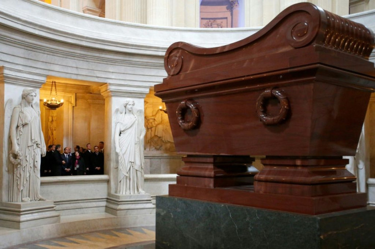 Egyptian President Abdel Fattah al-Sisi (C-rear) visits Napoleon's tomb at the Invalides in Paris on November 26, 2014