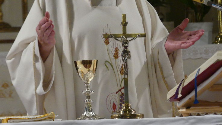 priest-3621040_1920