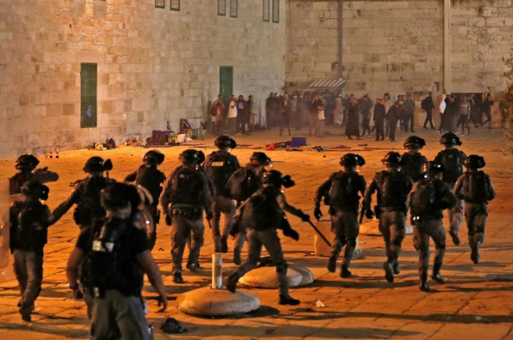 Israeli seurity forces advance amid clashes with Palestinian protesters at the al-Aqsa mosque compound in Jerusalem