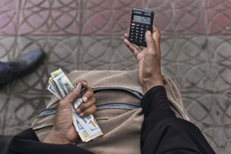 'Sarifley' money changers operate by the roadside with a bag of cash and a calculator or phone