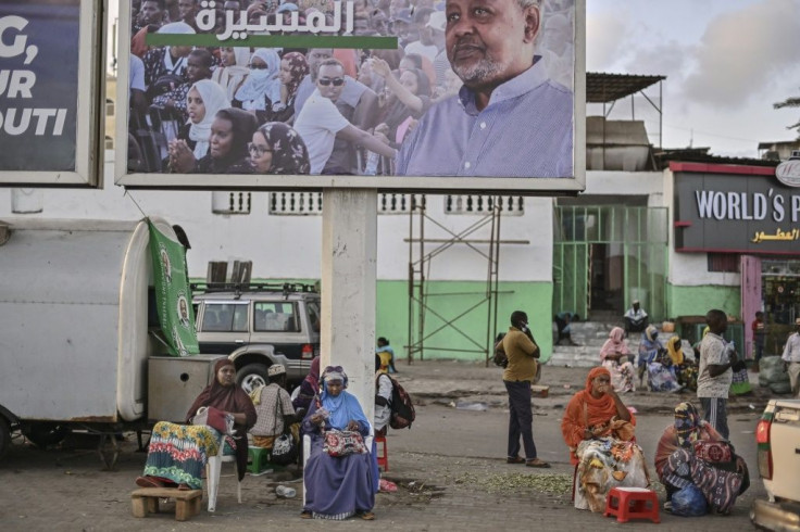 Many street corners, markets and other public spaces host multiple money changers