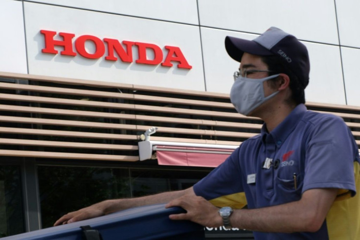Honda forecasts a drop in net profit for the year ahead and a stagnation in its operating profit, citing a global chip shortage and the rising costs of materials