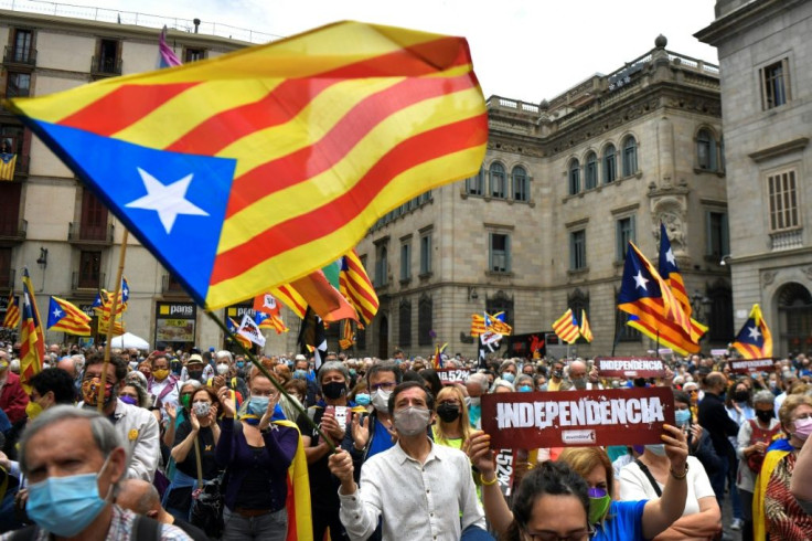 Catalan pro-independence supporters held a protest calling for separatist parties to bury the hatchet