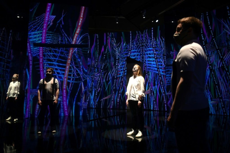 This room in the V&A is entitled âThrough the Looking Glass.â