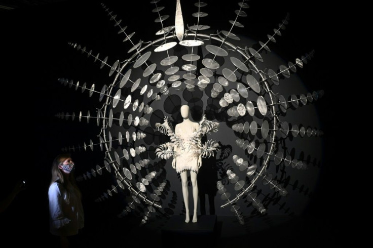 This artwork at the V&A is entitled âInfinityâ dress and âOmniverseâ 2019 by Iris van Herpen and Anthony Howe