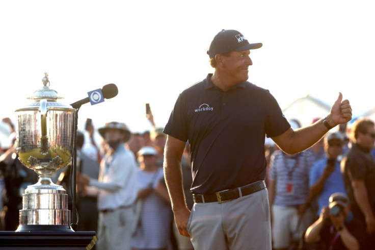 Thumbs up for Phil Mickelson