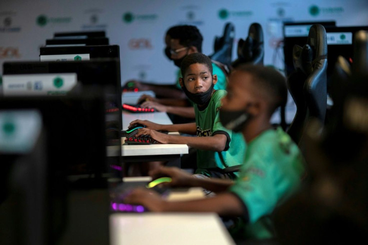 AfroReggae transformed its headquarters into an e-sports training center to develop e-sports athletes, offering lessons of English, coding, game tactics, physical preparation, psychologists and a salary to the ones that become team members