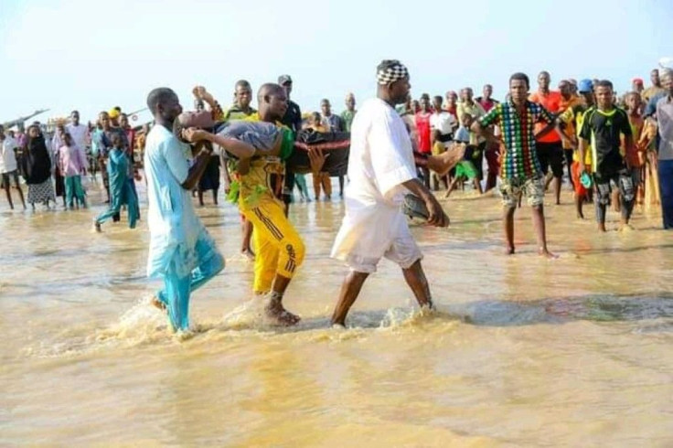People were pulling bodies out of the water in Ngaski, Nigeria, after the boat disaster