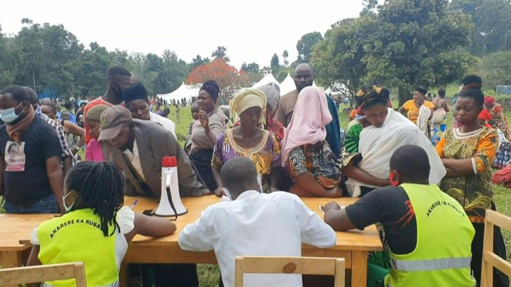 Congolese fleeing volcano register at camp in neighbouring Rwanda