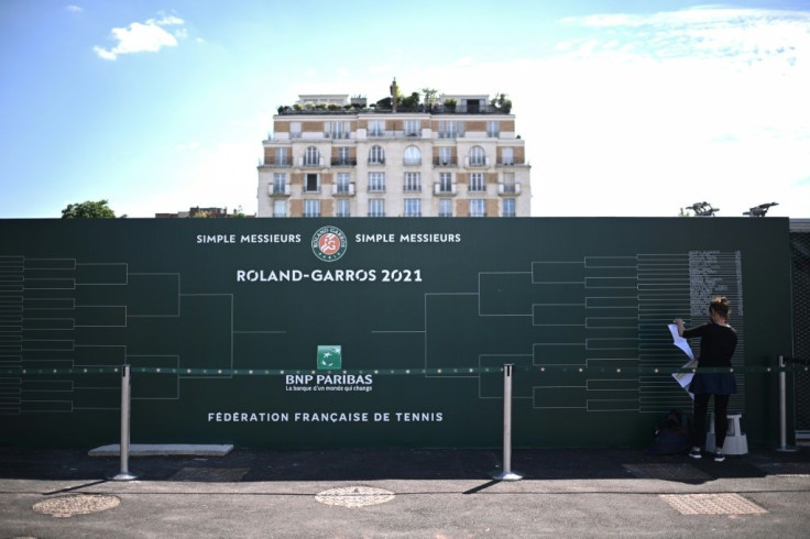 Writing on the wall for this scoreboard official at Roland Garros