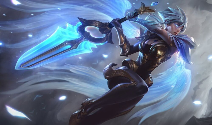 Splash art for Dawnbringer Riven in League of Legends