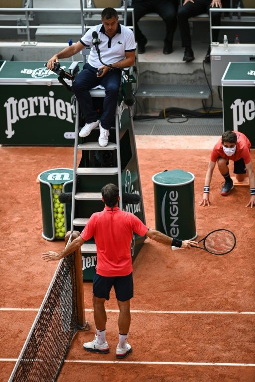 Towel's that! Roger Federer argues with the umpire
