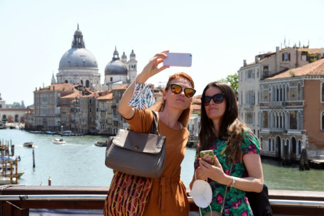 Selfies in Venice: while the United States remains mostly closed to European visitors due to the Covid-19 pandemic, Europe is opening its doors to tourists from the US.