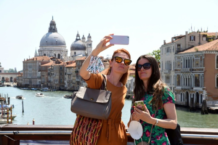 Selfies in Venice: while the United States remains mostly closed to European visitors due to the Covid-19 pandemic, Europe is opening its doors to tourists from the US.