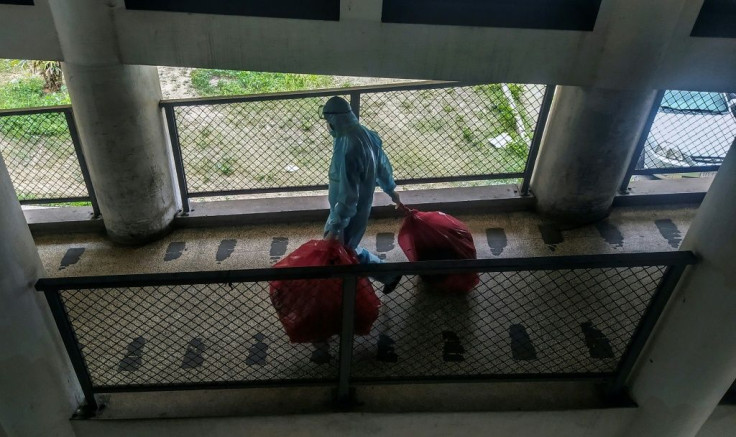 Workers at the Clinical University Hospital in Caracas have had to bring their own chlorine to clean the establishment