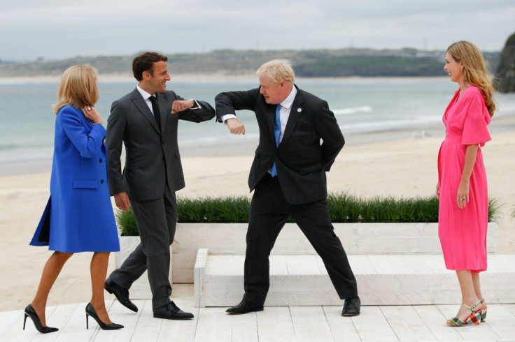 Johnson held talks with French President Emmanuel Macron (C,L)