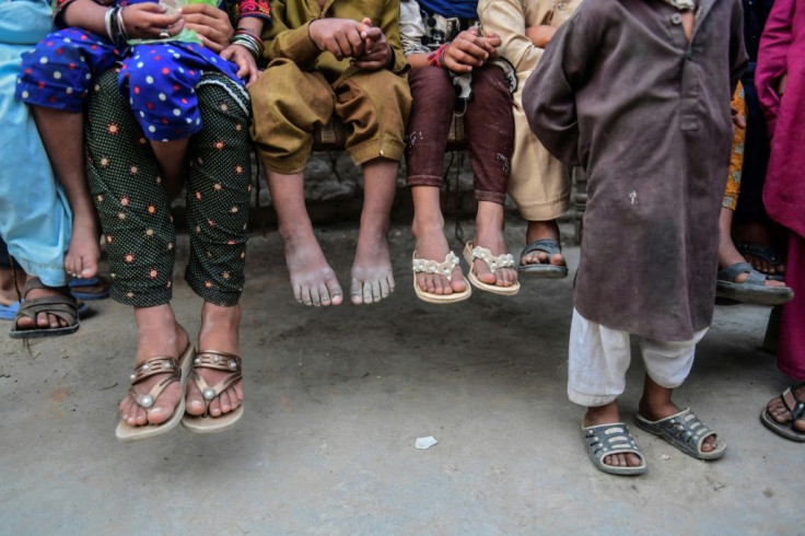 A large number of children are among the over 1500 people infected by the HIV outbreak linked to the re-use of needles in Pakistan's southern Sindh province