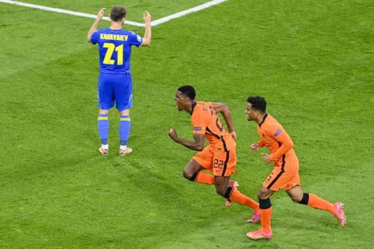 Dumfries (C) scored a dramatic late winner for the Dutch