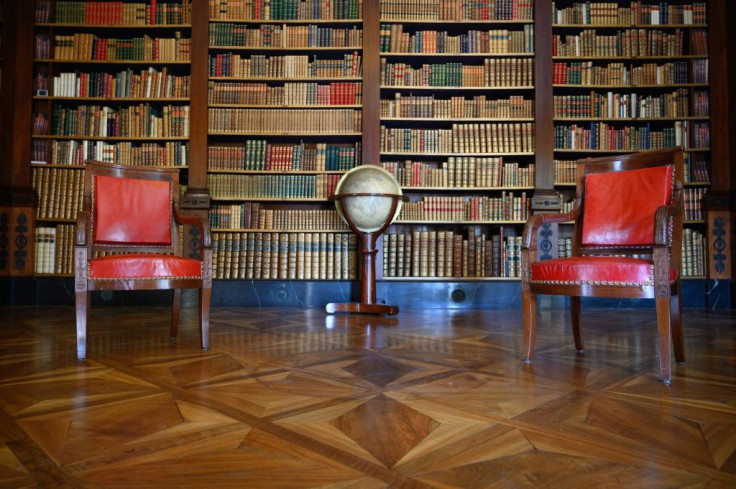 The villa has a large  library which contains some 15,000 books, with the oldest volumes dating back to the 15th century